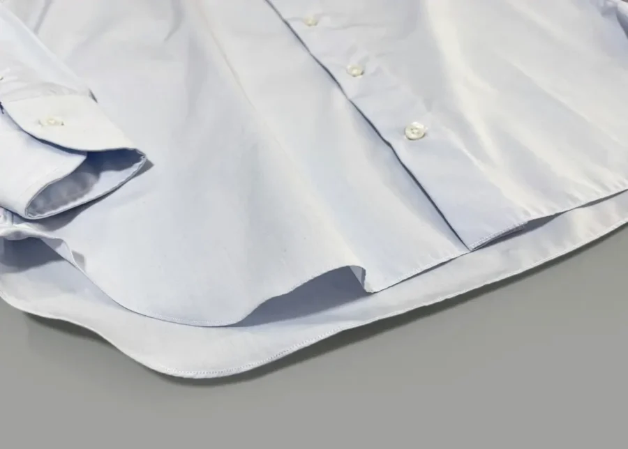 私物のリングヂャケットナポリのシャツ、裾部分の画像。非常に細かな3つ折り幅で縫われている。