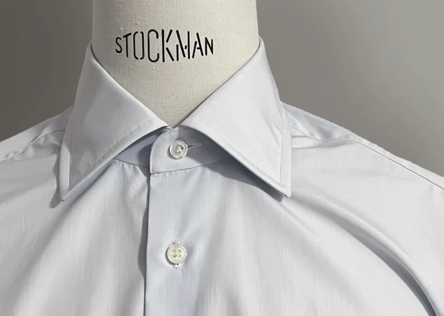 私物のリングヂャケットナポリのドレスシャツ、襟周り部分の画像。色はライトブルー。