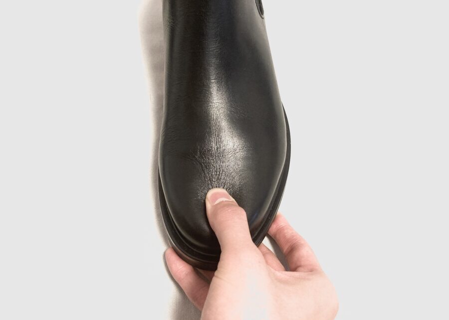 私物のGUリアルレザーサイドゴアブーツ、つま先を押している画像。革のキメが粗いのが分かる。