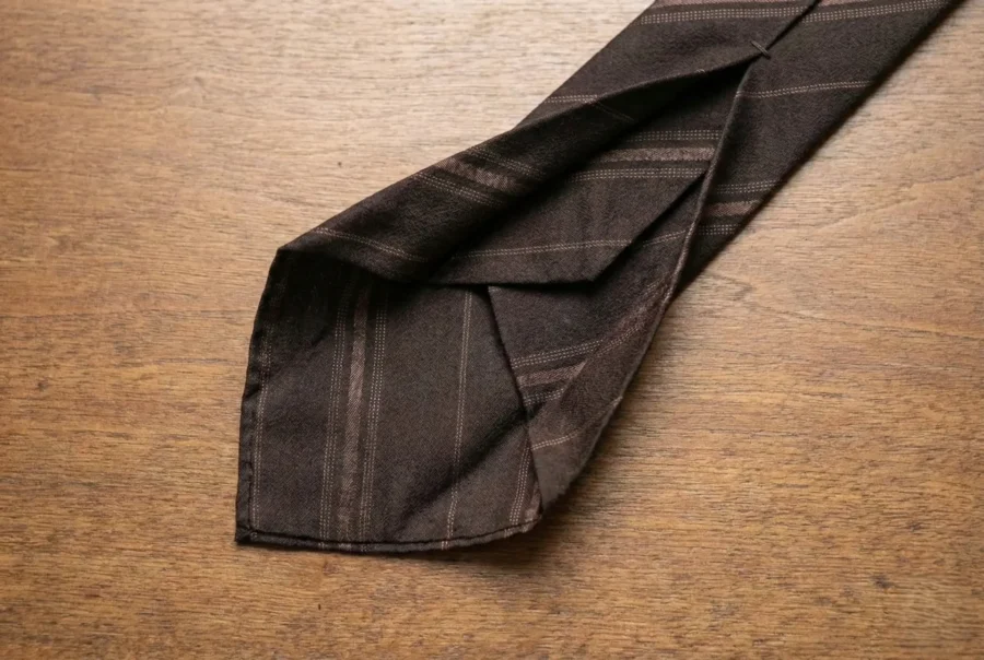 セッテピエゲのネクタイを裏側から見た画像。折り目ごとに面を数えると七面あることが分かる。