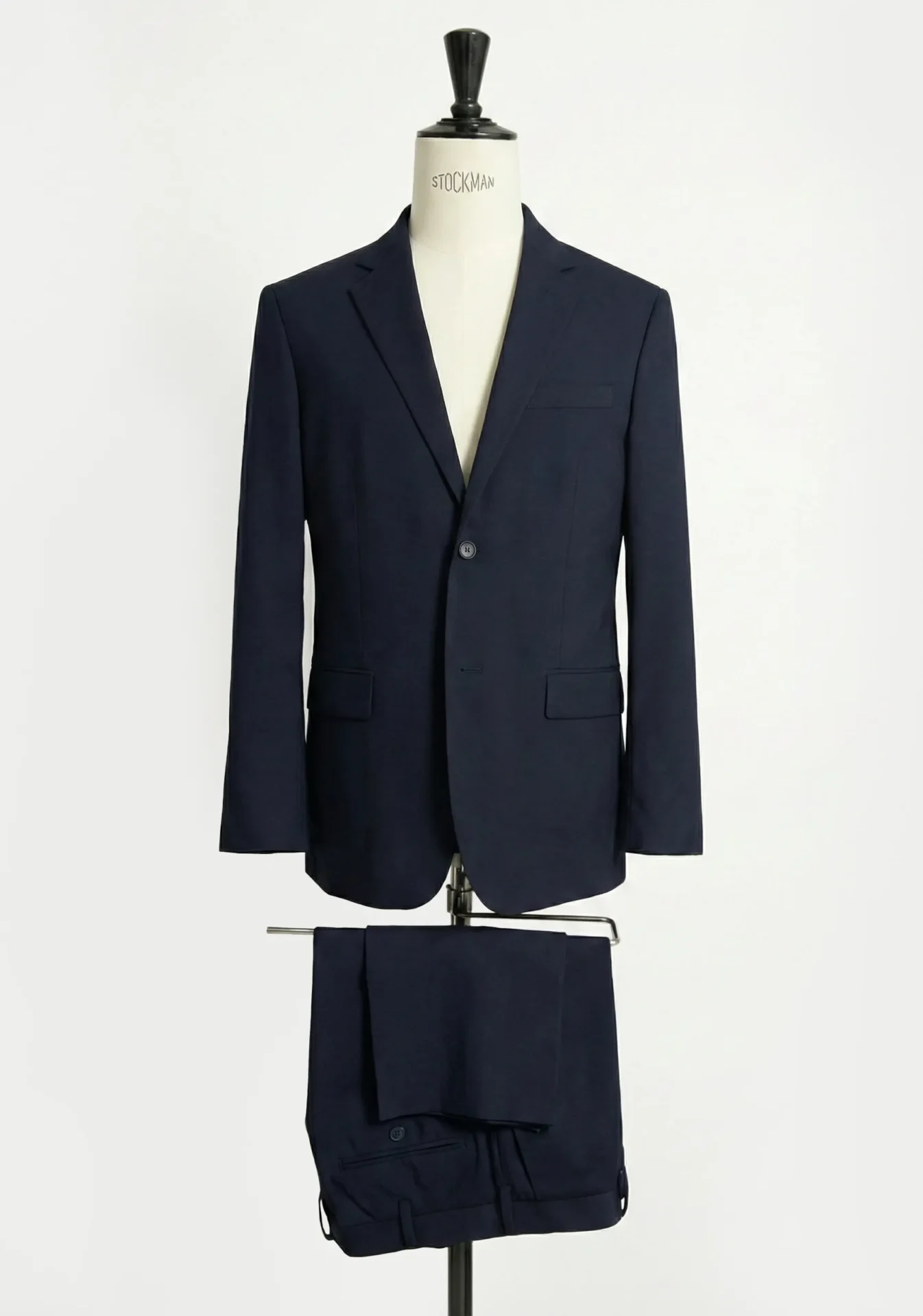 私物のユニクロストレッチウールスリムジャケット&パンツのセットアップスーツ。色はダークネイビー。