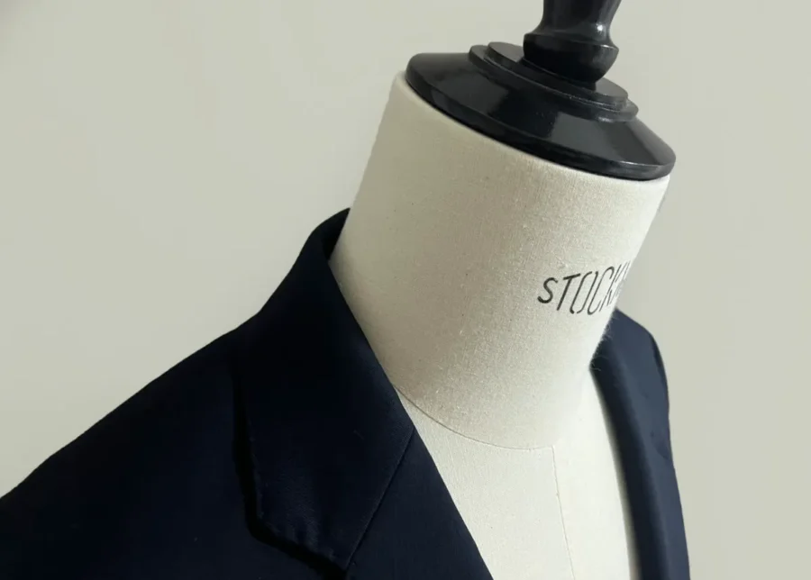 私物のユニクロストレッチウールスリムジャケット、斜め上からのアップ画像。