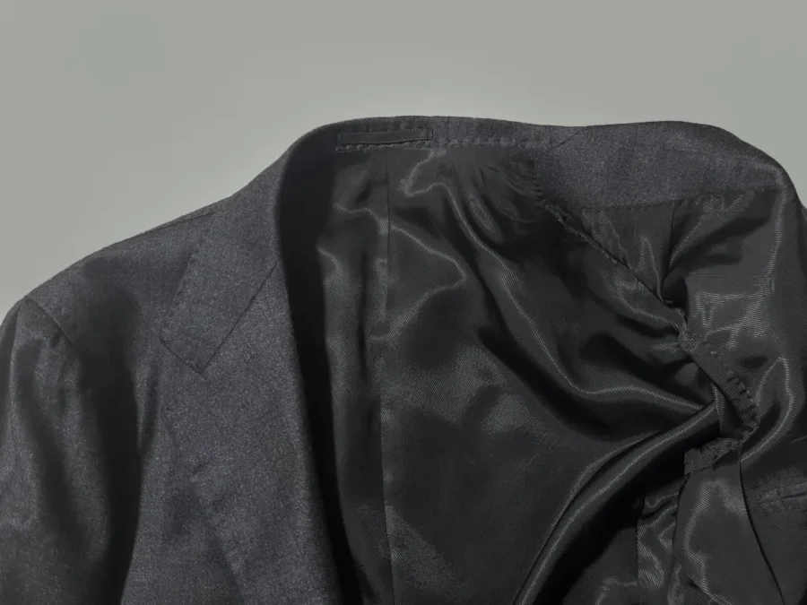 リングヂャケットマイスターの平置き。襟部分が立体的に丸みを帯びている。