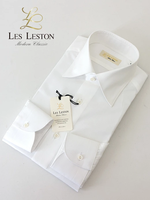 清潔感のある白いドレスシャツ、Les Lestonのタグ付き。モダンクラシックスタイル。