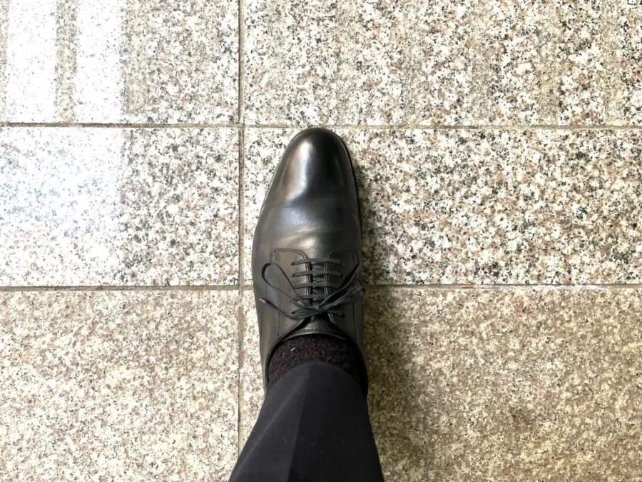 J.A.Ramisの黒い革靴を着用した足元