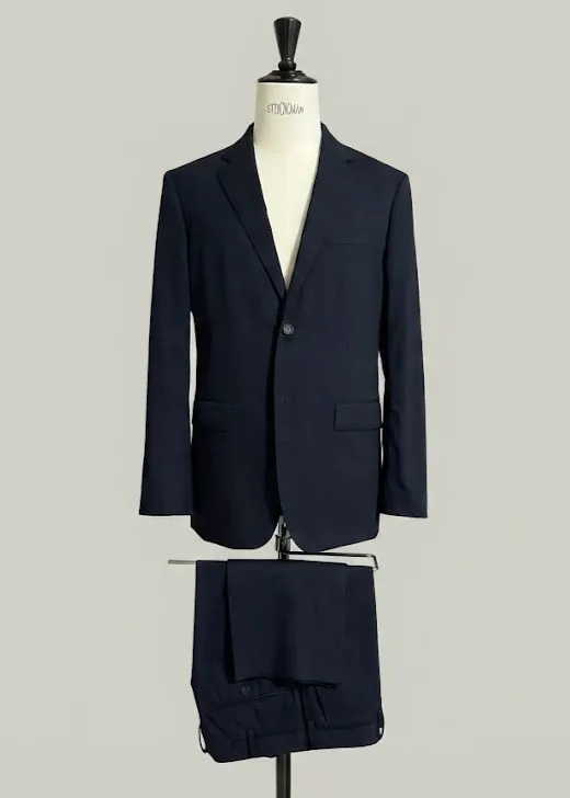 私物のユニクロストレッチウールスリムジャケット&パンツのセットアップスーツ。色はダークネイビー。