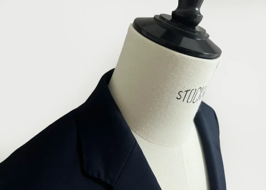 私物のユニクロストレッチウールスリムジャケット、斜め上からのアングル。