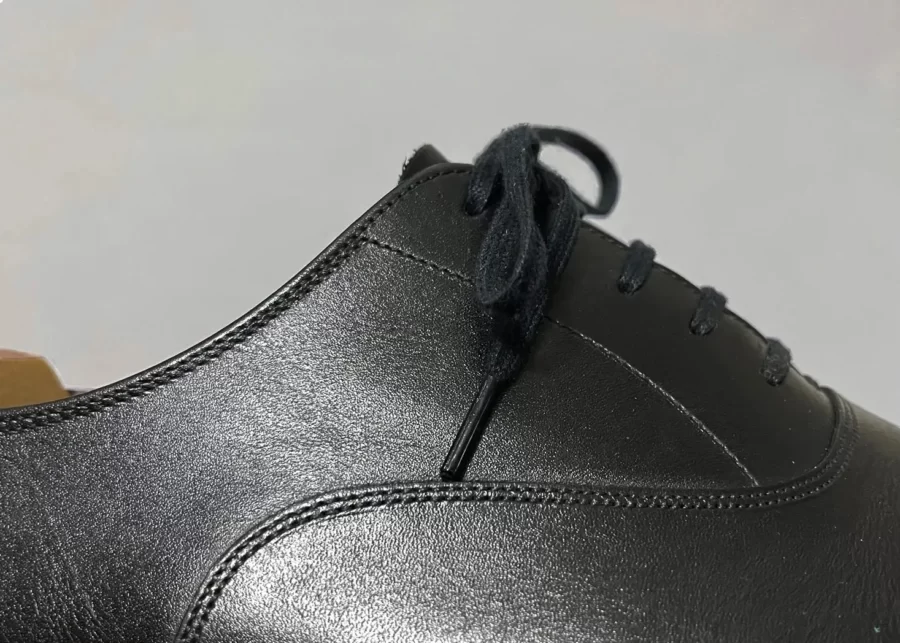 スコッチグレインの黒い革靴の甲革と羽根部分(著者私物)