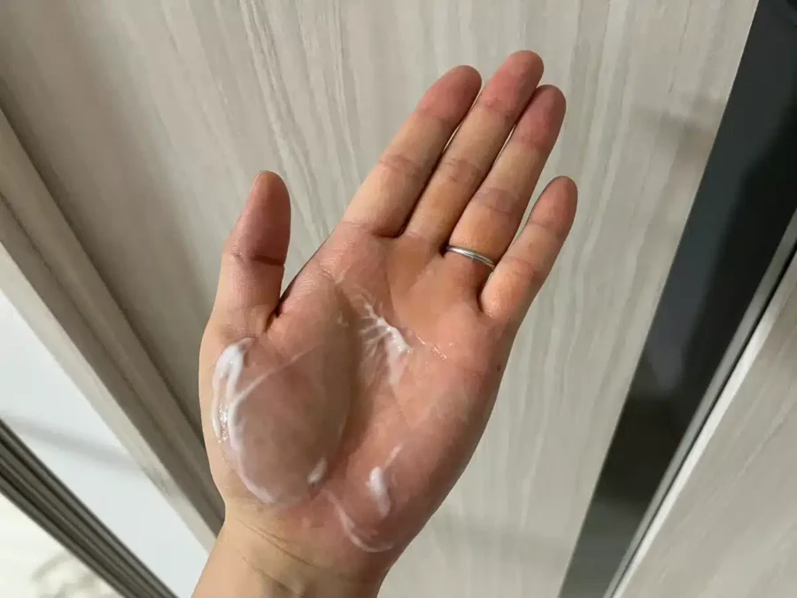 手のひらに伸ばしたアクアテクトゲル(著者私物)