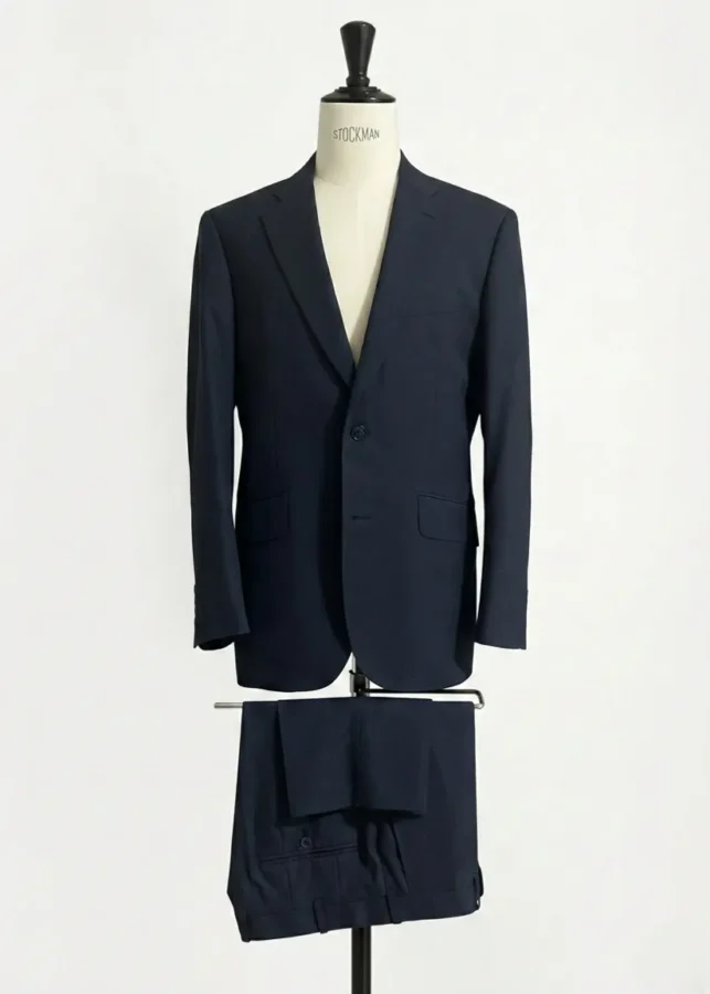 私物のオーダースーツSADAのスーツ上下がトルソーに掛けられている。正面からの画像。色柄はネイビーのシャドーストライプ。