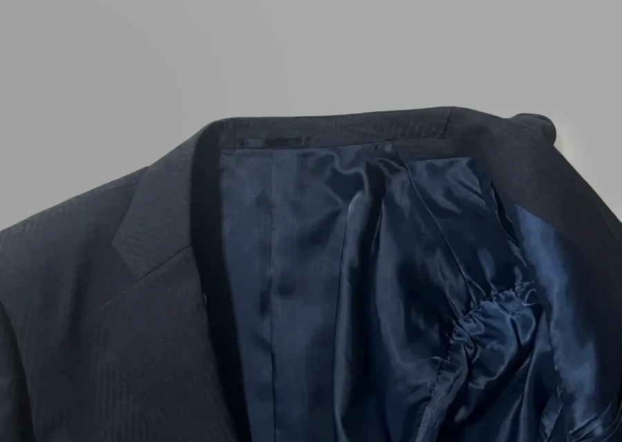 私物のオーダースーツSADAのジャケット、襟裏部分。二枚襟で付け方からも量産的なマシンメイドなのが分かる。