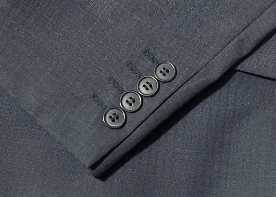私物のオーダースーツSADAのジャケット、袖崎部分。デフォルトのプラボタン&開き見せ仕様で作成している。