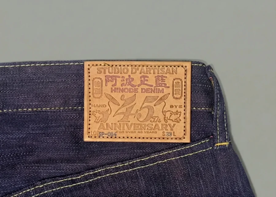 ダルチザン45周年ジーンズのレザーパッチ