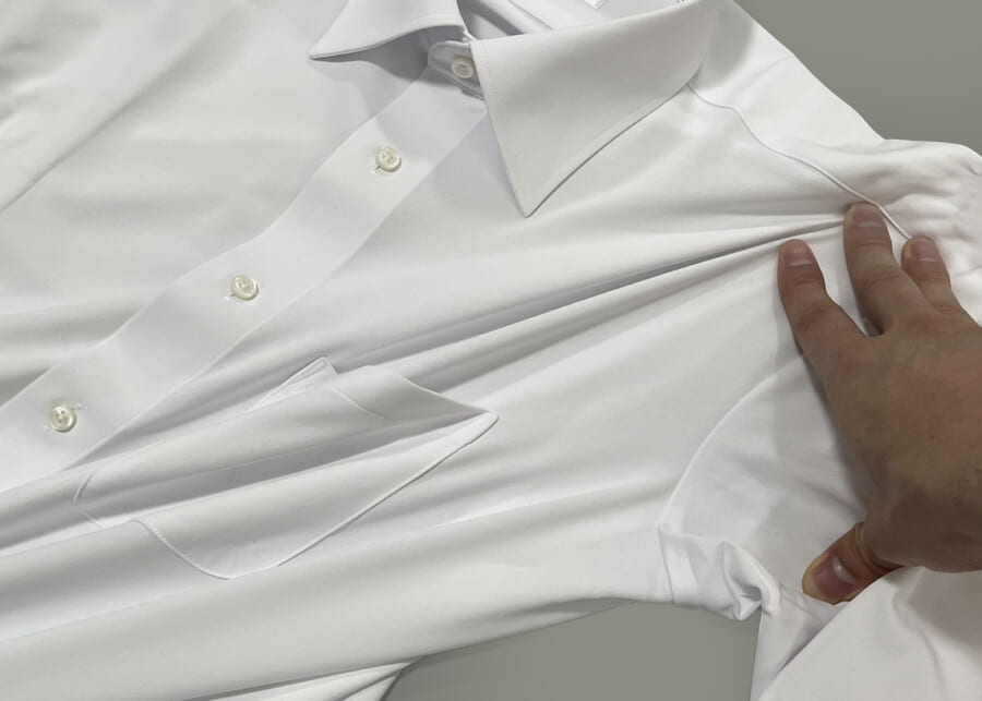 アイシャツ(i-shirt)のストレッチを伸ばした様子