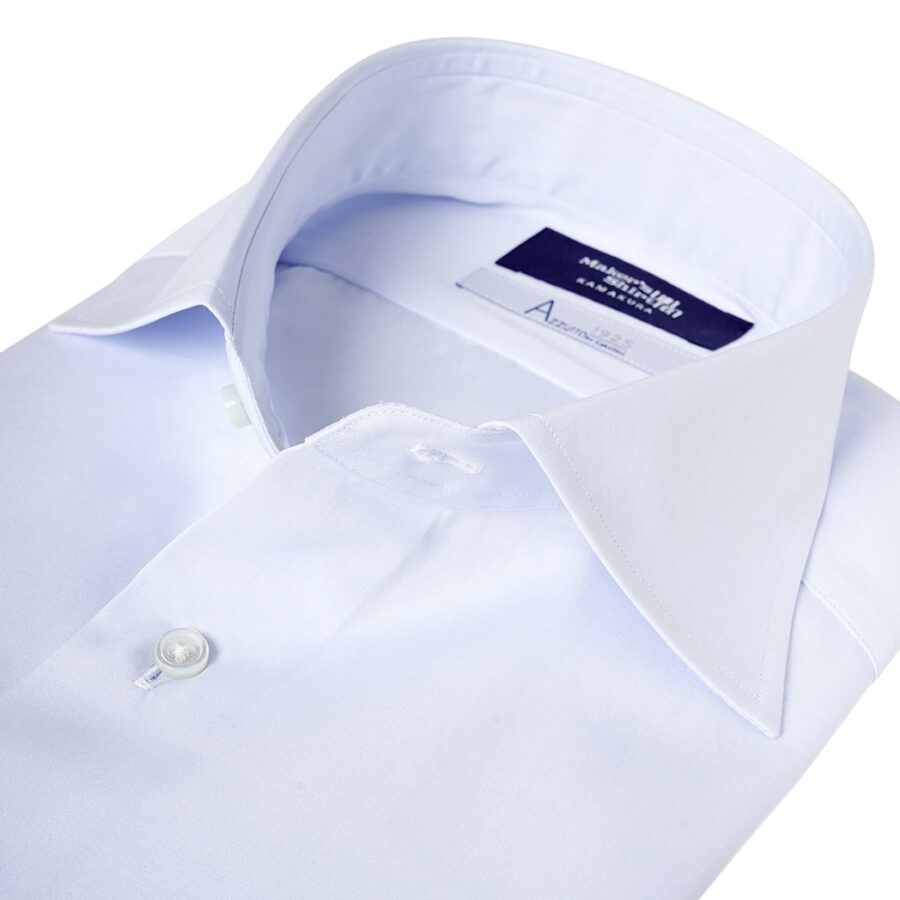 ライトブルーのドレスシャツのクローズアップ。タグが見えるビジネス用シャツの美しいデザイン。