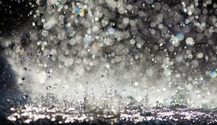 都内のゲリラ豪雨による水面。雨水が激しく跳ね返っている画像。
