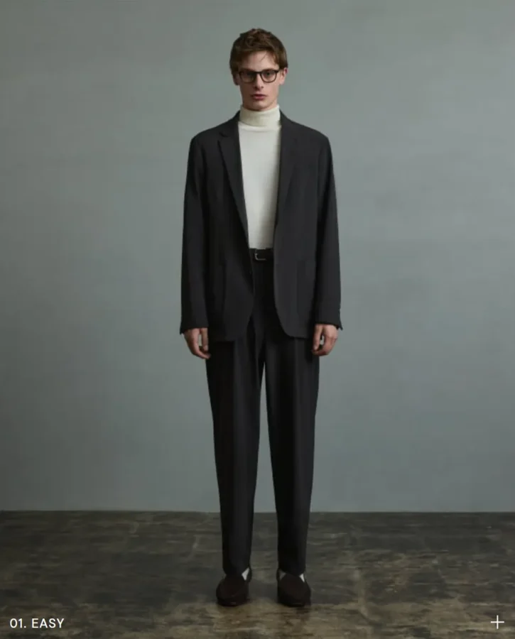 KASHIYAMA EASYのLOOKBOOK画像。男性がカシヤマイージーのセットアップを着て立っている。