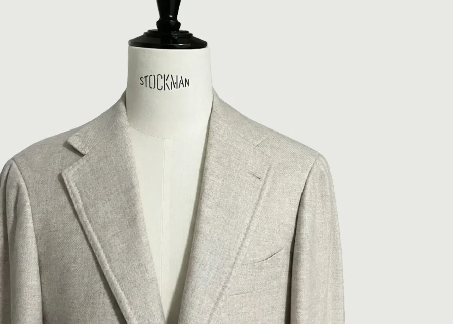 私物のリングヂャケットマイスター、無染色カシミヤのジャケットの上半身画像。モデルは「254」、色はベージュ。