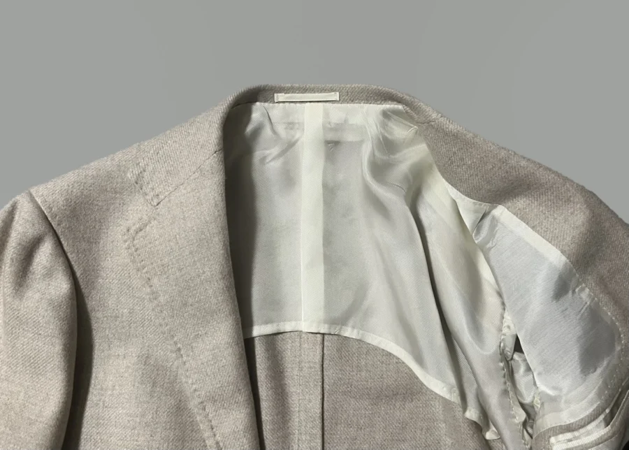 私物のリングヂャケットマイスター、無染色カシミヤのジャケットの襟部分。一枚襟による秀逸なパターン。