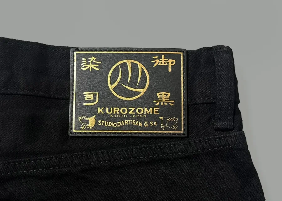 ステュディオ・ダ・ルチザン「京黒紋付染ジーンズ」のレザーパッチ(著者私物)