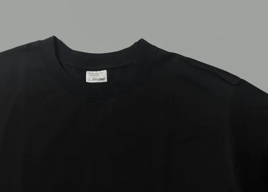黒いYonetomi NEW BASIC T-SHIRTの襟元