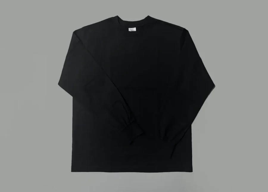実物レビュー中の黒いYonetomi NEW BASIC長袖Tシャツ