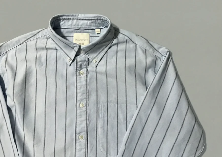 ユニクロ×JW ANDERSONのオックスフォードシャツ（私物）。正面からアップの画像。