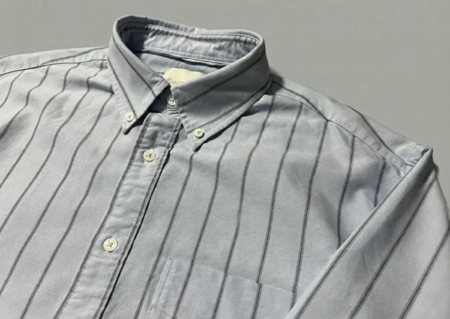 ユニクロ×JW ANDERSONのオックスフォードシャツ(私物)。斜めからのアップ画像。