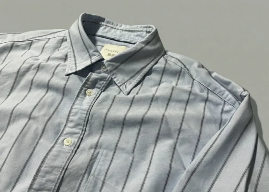 ユニクロ×JW ANDERSONのオックスフォードシャツ(私物)。洗濯後スチームを掛けたがシワが残っている。