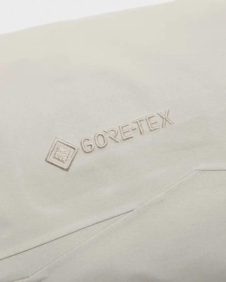 デサントのゴアテックスジャケット、ゴアテックスのロゴが見えている部分。