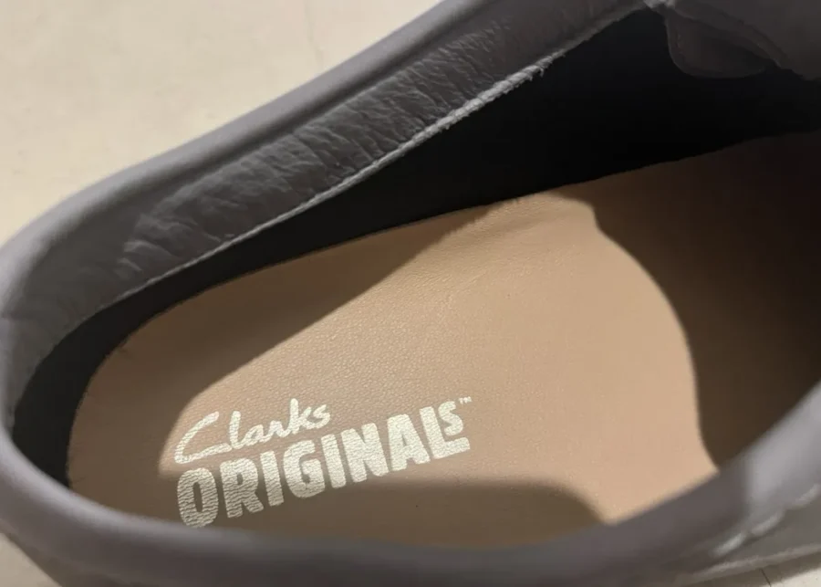 著者所有のワラビーゴアテックス、靴の内部。ゴアテックスが内蔵された黒い部分が確認できる。