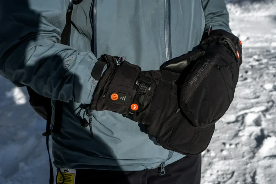 ゴアテックスのジャケットを身に着けている男性の画像。