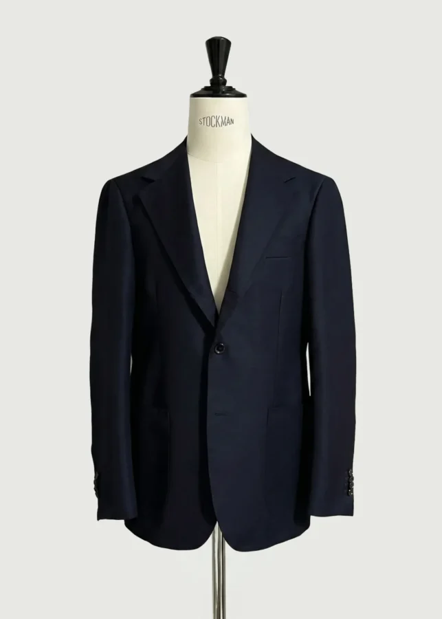 私物のリングヂャケットマイスター「286」ウールモヘア記事のホップサックジャケット。トルソーに掛けられた全体画像。色はダークネイビー。