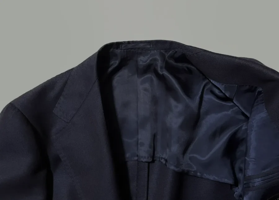 私物のリングヂャケットマイスター「286」、襟まわりのアップ画像。一枚襟とアイロンワークで吸い付くような襟の構造になっている。