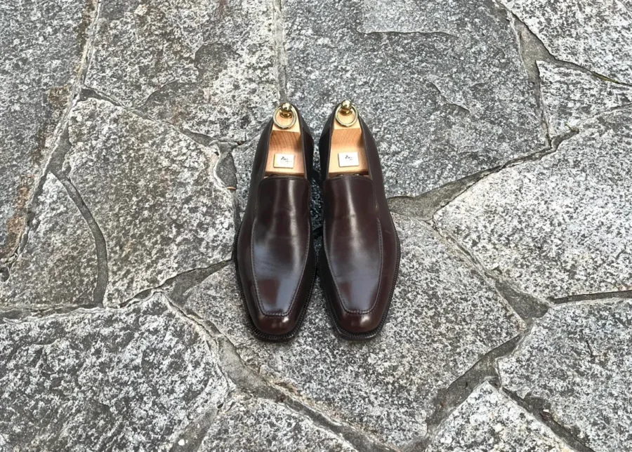 私物の「旧ボノーラ」時代のヴァンプローファー。色はダークブラウン。正面からの画像。