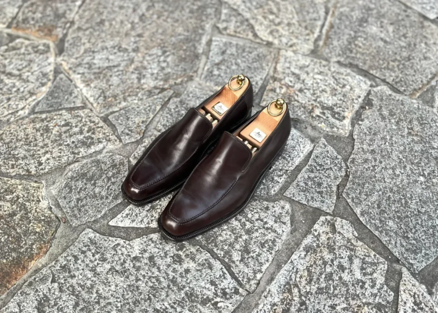 私物の「旧ボノーラ」時代のヴァンプローファー。色はダークブラウン。斜めからの画像。