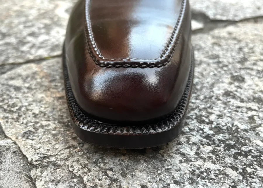 私物の「旧ボノーラ」時代のヴァンプローファー。正面のつま先部分。ここだけマシンで、あとは手縫いで出し縫いされている。