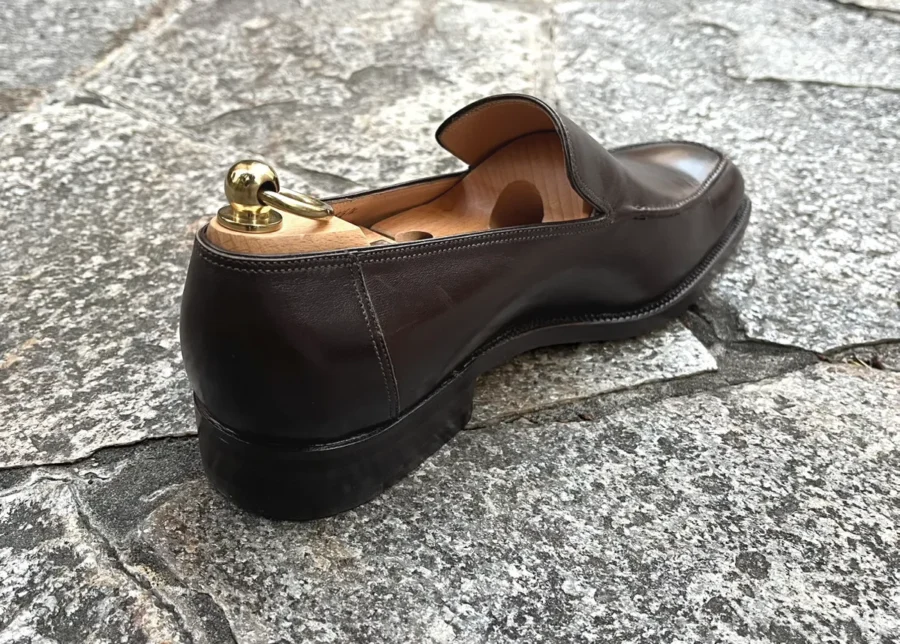 私物の「旧ボノーラ」時代のヴァンプローファー。踵部分が手前に来ている画像。