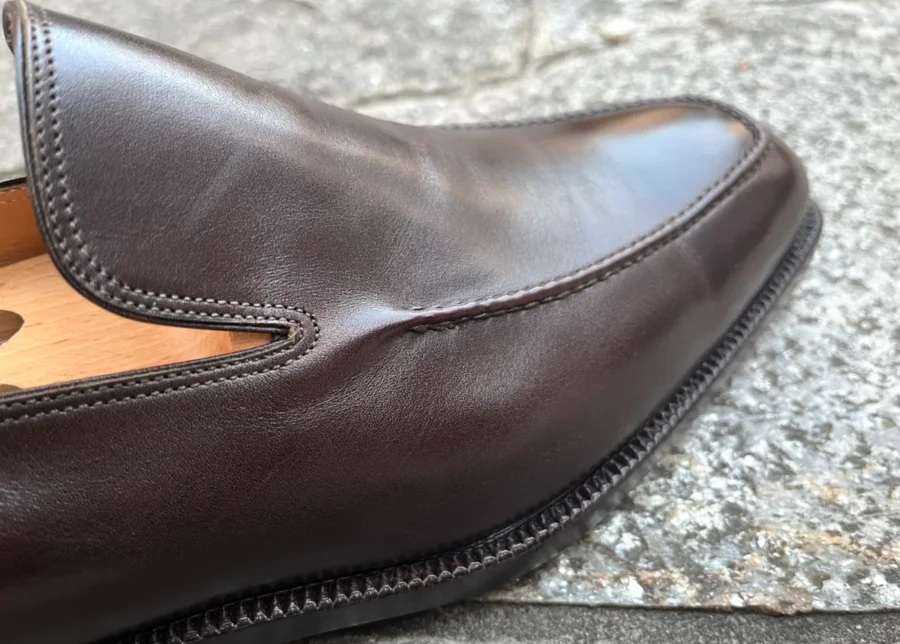 私物の「旧ボノーラ」時代のヴァンプローファー。外側側面からの画像。アッパーのステッチや目付けの丁寧さが分かる。