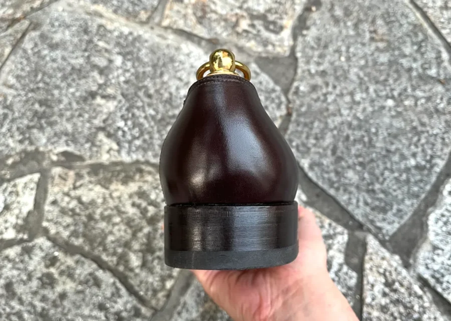 私物の「旧ボノーラ」時代のヴァンプローファー。ヒール部分の正面からの画像。美しいシームレスヒール。