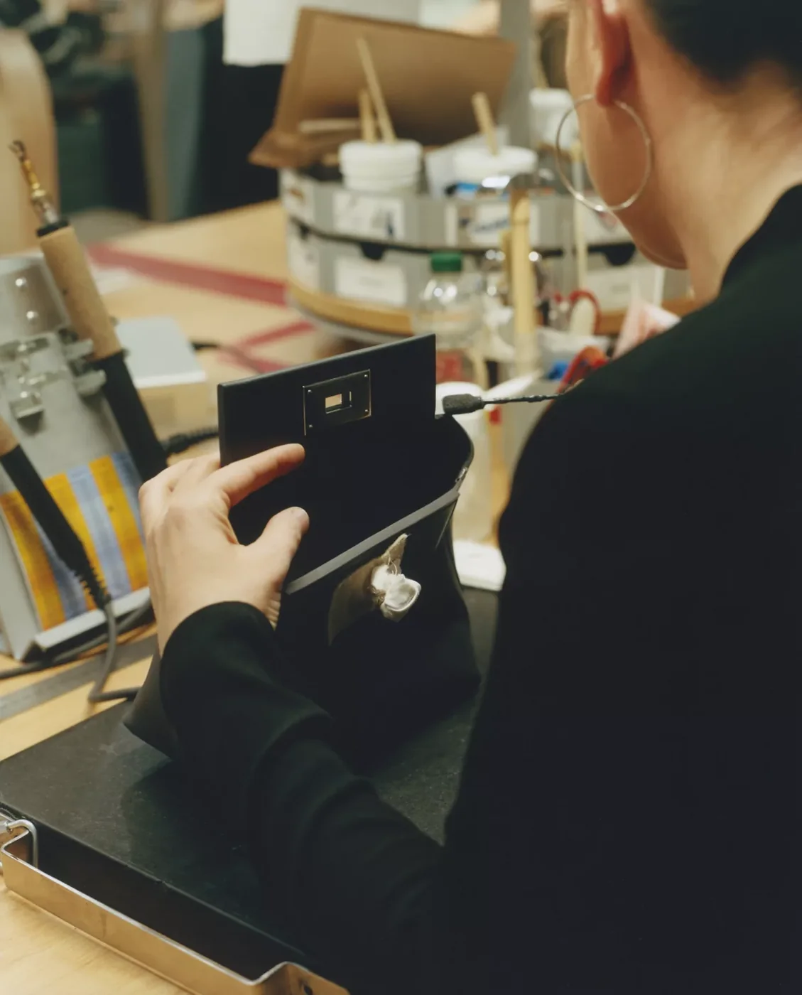 エルメスの革工房で、バッグの留め具まわりを確かめる職人の手元